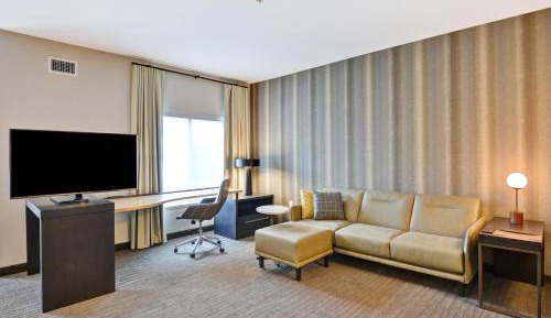 King Studio with Roll-In Shower - Mobility Accessible