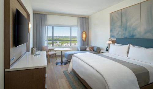 Guest room, 1 King, Partial bay view