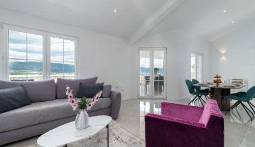 Three-Bedroom Apartment with Terrace and Sea View