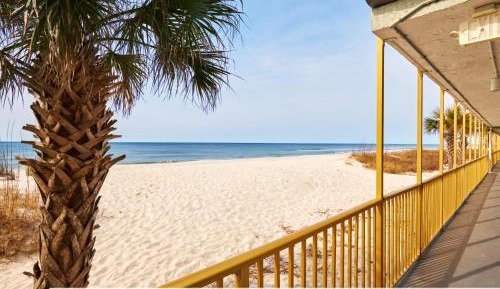 Beachfront Walkout Room - Queen/Queen