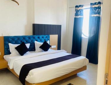 Deluxe Double Room (2 Adults + 1 Child)