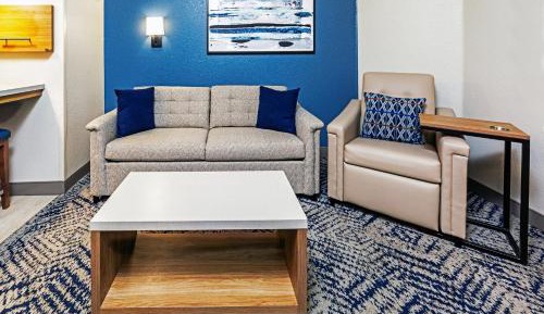 Queen Studio with Roll-In Shower - Non-Smoking