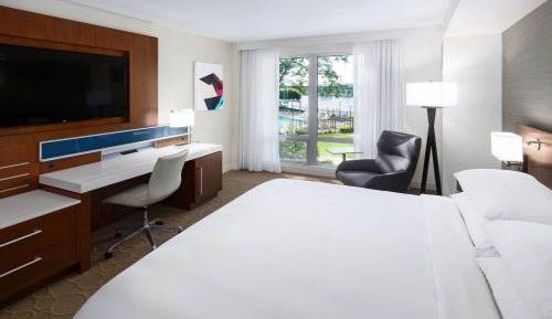 Guest room, 1 King, River view