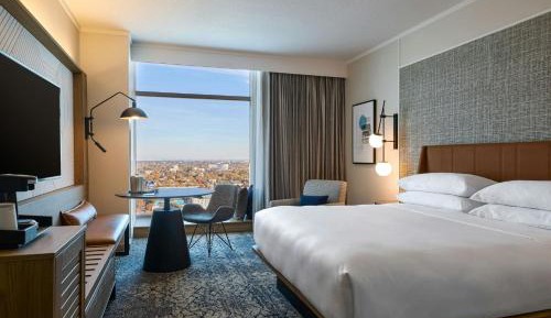 Guest Room with King Bed and City View - Club Lounge Access