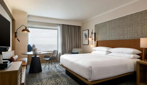 King Room with City View - Low Floor/Mobility Accessible with Roll-In Shower