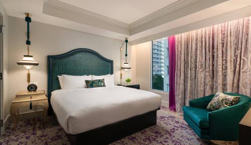 1 Bedroom Suite, 1 King, Sofa bed, City view