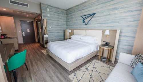 Standard Guest room with 1 King, City view