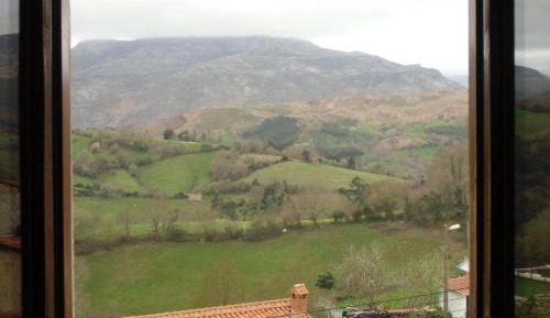 Two-Bedroom Apartment with Mountain View