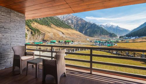 Deluxe King Room with Balcony - Mountain View