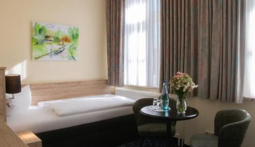 Standard Twin Room (side of the street)