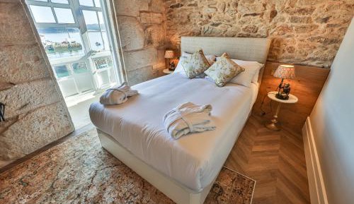 Deluxe Double Room with Balcony and Sea View