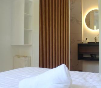 Classic One-Bedroom Apartment with King Bed