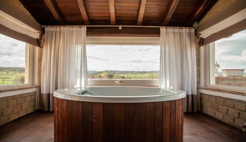 Deluxe Suite with Spa Bath