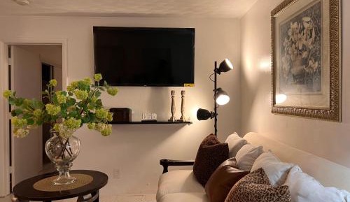 Classic One-Bedroom Apartment with King Bed