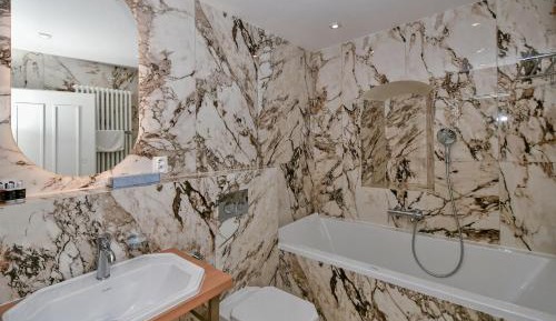 Three-Bedroom Deluxe Apartment