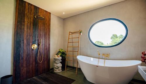 Luxury Suite with Bathtub and Balcony