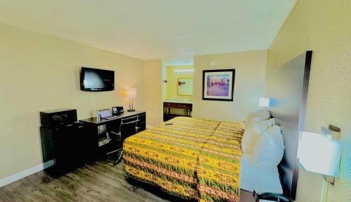 King Room - Accessible/Smoking