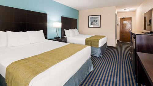 Queen Room with Two Queen Beds - Non-Smoking