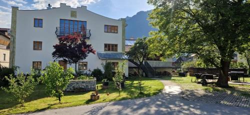 Apartment with Mountain View