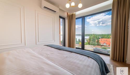 One-Bedroom Apartment with Lake View