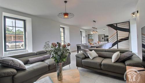 6 Bedroom Home