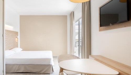 Superior Studio with pool view 