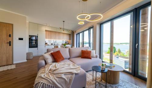 One-Bedroom Apartment with Lake View