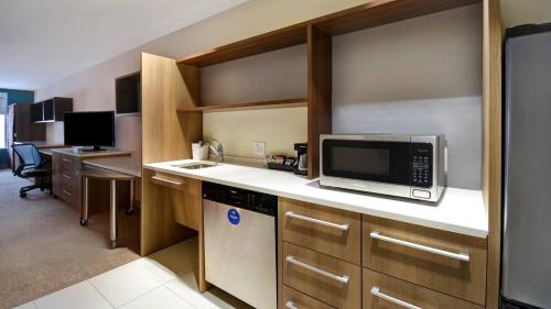 Queen Studio with Two Queen Beds - Non-Smoking