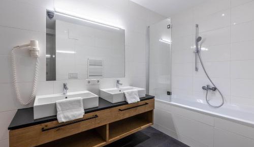 Two-Bedroom Apartment with Shower 