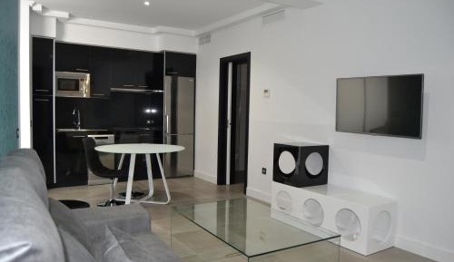 Deluxe One-Bedroom Apartment