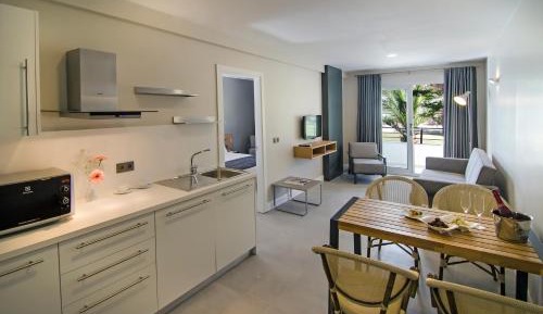 Apartment with Pool View 