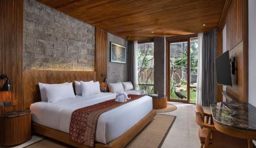 Family Suite Aviary with Free Benefit