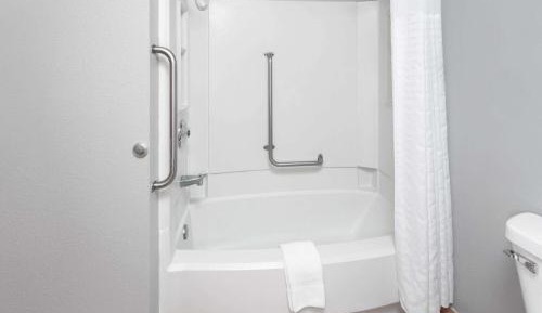 Queen Room with Bath Tub - Mobility Accessible/Non-Smoking