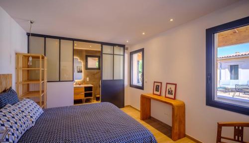 King Room with Roll-In Shower - Disability Access
