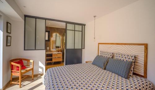 King Room with Roll-In Shower - Disability Access