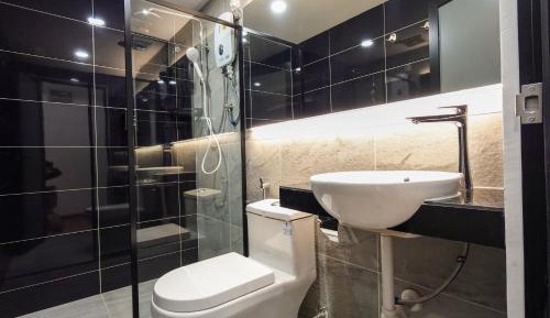 Deluxe Queen Room with Window 