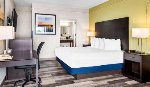 King Room with Bath Tub and View - Disability Access/Non-Smoking