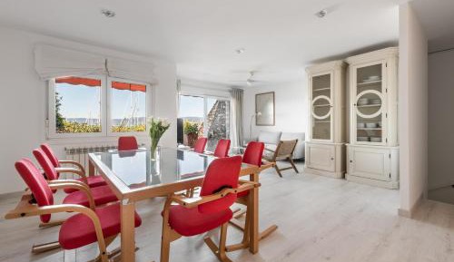 Three-Bedroom Apartment with Marina View