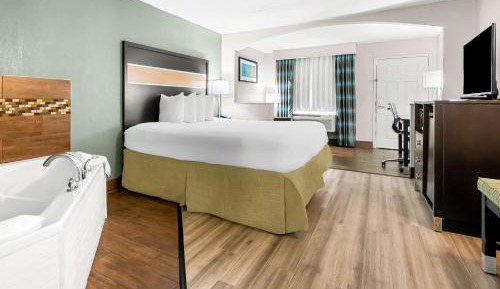 King Suite with Jacuzzi - Non-Smoking