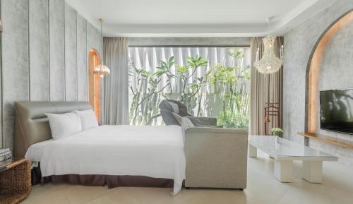 Deluxe Suite (Check In After 20:00)