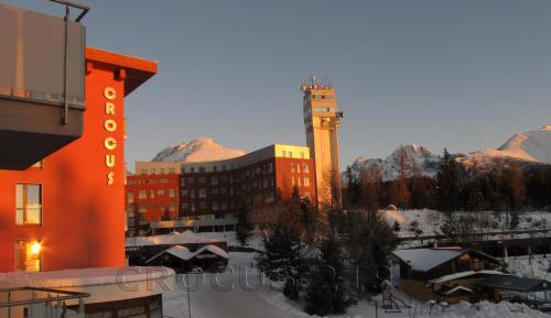 One-Bedroom Apartment with Mountain View
