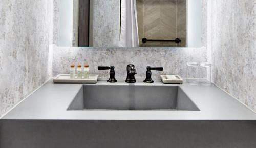 King Room with Roll-In Shower - Mobility and Hearing Accessible