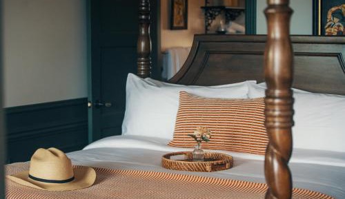 El Camino Suite (two room suite - living area attached to a king bedroom)