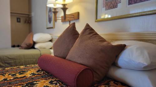 One Double Bed and One Twin Bed Room