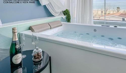 Deluxe Double Room with Balcony and Sea View