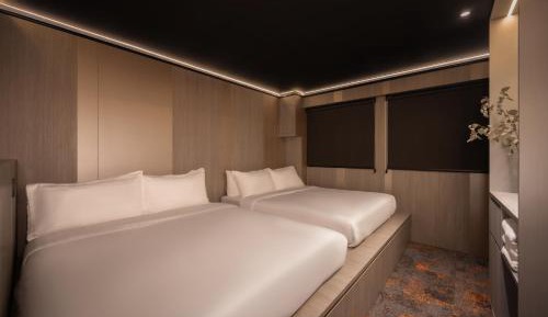 Family Room with 2 Queen Bed (Shared Bathroom)
