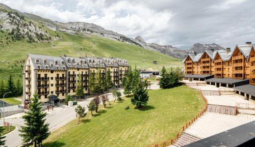 Apartment with Mountain View