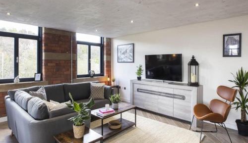 Five-Bedroom Deluxe Apartment