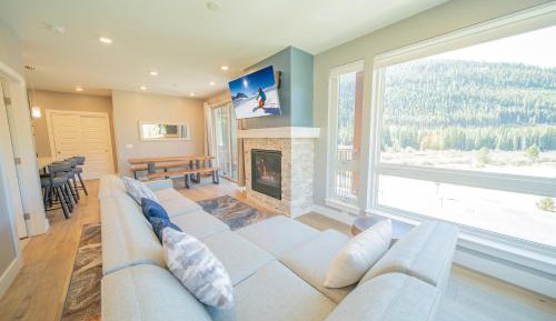 Three-Bedroom Apartment with Balcony