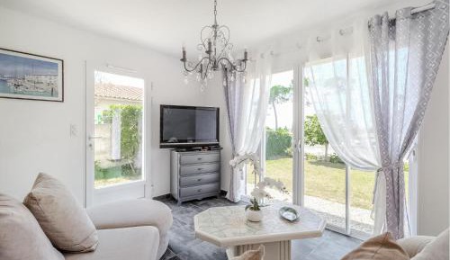 One-Bedroom Holiday Home